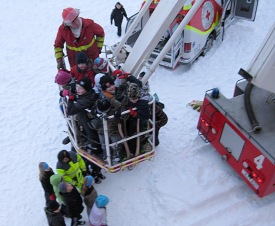 Ámundi slökkviliðsstjóri fór með börnin upp í körfunni.