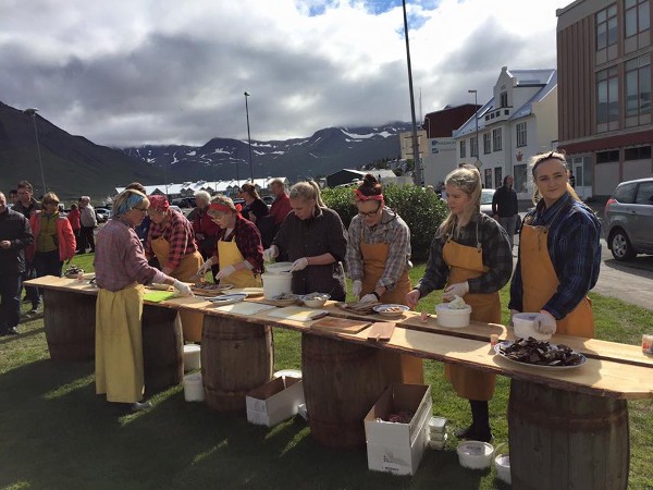 Sólin skein á síldarstúlkurnar